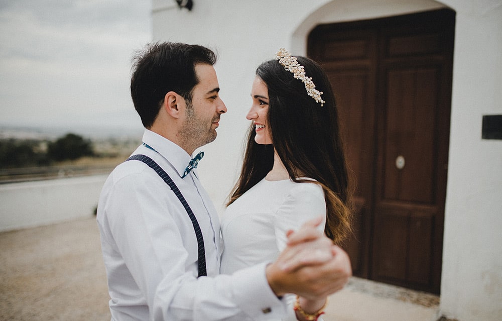 novios postboda bailando